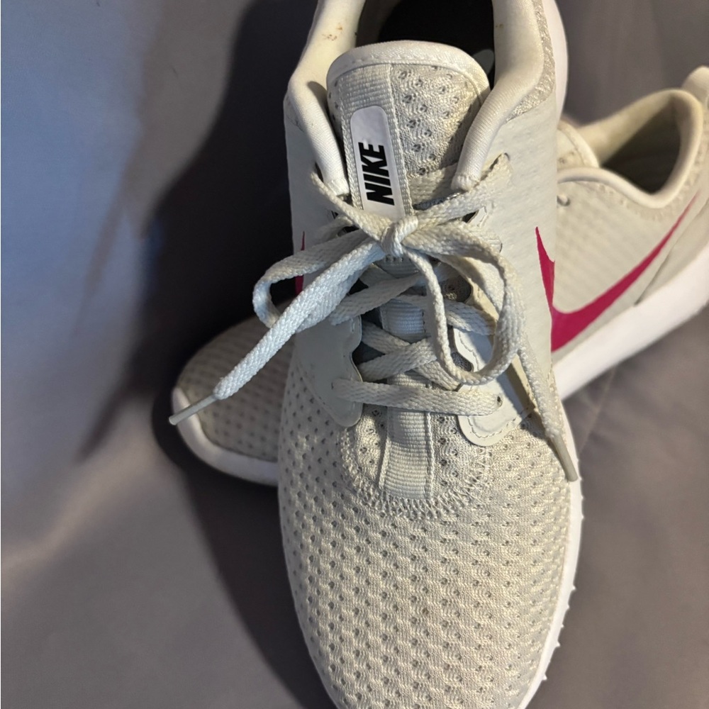 Nike Light Gray Sneakers with Pink Swoosh Golf shoe size 8 - Picture 3 of 7